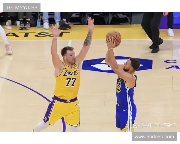 詹姆斯率湖人逆转勇士 全场砍下三双展现老将统治力